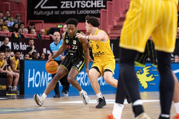 Tigers Tuebingen BBC Bayreuth, Herren, 2 Bundesliga, Barmer 2 Basketball Bundesliga, pro A, 23 Spieltag, Spielzeit 2025 2026, 14 02 2026 Kevaughn Allen BBC Bayreuth, 23 with the ball against Kaya Bayram Tigers Tuebingen, 05