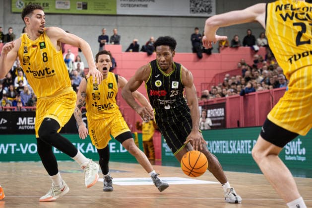 Tigers Tuebingen BBC Bayreuth, Herren, 2 Bundesliga, Barmer 2 Basketball Bundesliga, pro A, 23 Spieltag, Spielzeit 2025 2026, 14 02 2026 Kevaughn Allen BBC Bayreuth, 23 on drive to the basket against Felix Edwardsson Tigers Tuebingen, 08