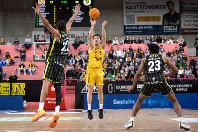 Tigers Tuebingen BBC Bayreuth, Men, 2 Bundesliga, Barmer 2 Basketball Bundesliga, pro A, 23 Matchday, Season 2025 2026, 14 02 2026 Kaya Bayram Tigers Tuebingen, 05 on a three-pointer against Leroy Ikejiaku BBC Bayreuth, 22