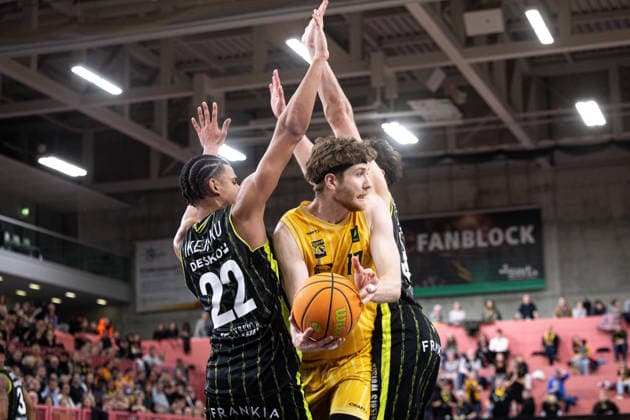 Tigers Tuebingen BBC Bayreuth, Men, 2 Bundesliga, Barmer 2 Basketball Bundesliga, pro A, 23 Matchday, Season 2025 2026, 14 02 2026 Lukas Milner Tigers Tuebingen, 17 under the basket against Leroy Ikejiaku BBC Bayreuth, 22