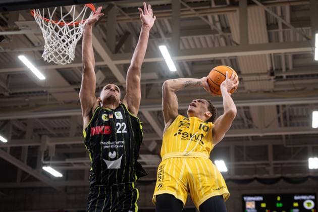Tigers Tuebingen BBC Bayreuth, Herren, 2 Bundesliga, Barmer 2 Basketball Bundesliga, pro A, 23 Spieltag, Spielzeit 2025 2026, 14 02 2026 Isaiah Sanders Tigers Tuebingen, 10 at the finish under the basket against Leroy Ikejiaku BBC Bayreuth, 22