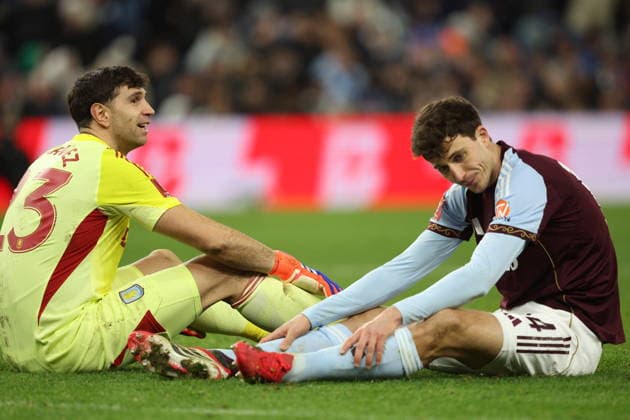 Aston Villa v Newcastle United - Emirates FA Cup Fourth Round Emiliano Martinez, goalkeeper of Aston Villa and Pau Torres of Aston Villa look dejected after conceding 3rd goal during the Emirates FA Cup Fourth Round match between Aston Villa and Newcastle United on February 14, 2026 in Birmingham, England. WARNING! This Photograph May Only Be Used For Newspaper And Or Magazine Editorial Purposes. May Not Be Used For Publications Involving 1 player, 1 Club Or 1 Competition Without Written Authorisation From Football DataCo Ltd. For Any Queries, Please Contact Football DataCo Ltd on +44 (0) 207 864 9121 Birmingham Villa Park England United Kingdom Copyright: xAllstarxPicturexLibraryxLtdx