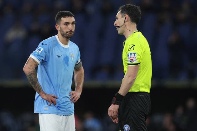 CALCIO - Serie A - SS Lazio vs Atalanta BC Rome, Italy - February 14, 2026: Danilo Cataldi of Lazio protest with referee Luca Sacchi during the Serie A Enilive 2025-2026 football match between S.S. Lazio vs Atalanta Bergamasca Calcio at Olympic Stadium. Rome Italy  Copyright: xIPAxSport ABACAx