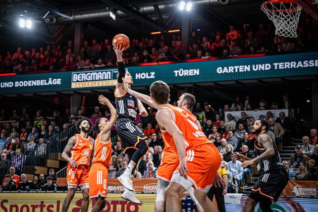 1 Basketball Bundesliga, easyCredit BBL, Season 2025 2026, Men, Main Round, Matchday 20, 14 02 2026, RASTA Vechta ratiopharm Ulm Thomas Klepeisz 22 ratiopharm ulm at the basket Vechta RASTA Dome Lower Saxony Germany