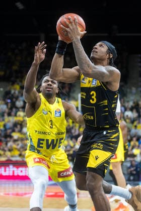 Oldenburg, Lower Saxony, DEU, 14 02 2026, Stefan Smith right, MHP Riesen Ludwigsburg and Christopher Clemons left, EWE Baskets Oldenburg EWE Baskets Oldenburg vs MHP Riesen Ludwigsburg Basketball 1 Basketball Bundesliga Season 2025 2026, Matchday 20, Grosse EWE Arena EWE Baskets Oldenburg vs MHP Riesen Ludwigsburg www.andreas-burmann.de