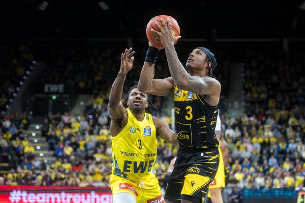 Oldenburg, Lower Saxony, DEU, 14 02 2026, Stefan Smith right, MHP Riesen Ludwigsburg and Christopher Clemons left, EWE Baskets Oldenburg EWE Baskets Oldenburg vs MHP Riesen Ludwigsburg Basketball 1 Basketball Bundesliga Season 2025 2026, Matchday 20, Grosse EWE Arena EWE Baskets Oldenburg vs MHP Riesen Ludwigsburg www.andreas-burmann.de