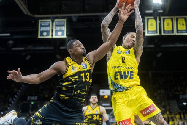 Oldenburg, Lower Saxony, DEU, 14 02 2026, Yorman Polas Bartolo left, MHP Riesen Ludwigsburg and Michale Kyser right, EWE Baskets Oldenburg EWE Baskets Oldenburg vs MHP Riesen Ludwigsburg Basketball 1 Basketball Bundesliga Season 2025 2026, Matchday 20, Grosse EWE Arena EWE Baskets Oldenburg vs MHP Riesen Ludwigsburg www.andreas-burmann.de