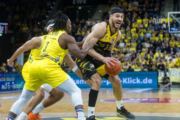 Oldenburg, Lower Saxony, DEU, 14 02 2026, Gavin Schilling right, MHP Riesen Ludwigsburg and Christopher Clemons left, EWE Baskets Oldenburg , EWE Baskets Oldenburg vs MHP Riesen Ludwigsburg Basketball 1 Basketball Bundesliga Season 2025 2026, Matchday 20, Grosse EWE Arena EWE Baskets Oldenburg vs MHP Riesen Ludwigsburg www.andreas-burmann.de