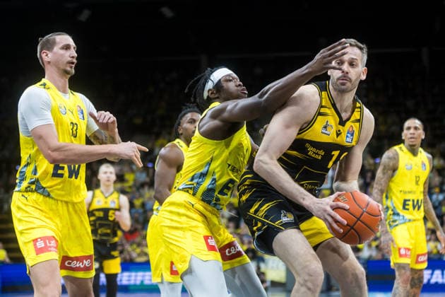 Oldenburg, Lower Saxony, DEU, 14 02 2026, Jonas Wohlfarth Bottermann right, MHP Riesen Ludwigsburg and Brian Fobbs EWE Baskets Oldenburg EWE Baskets Oldenburg vs MHP Riesen Ludwigsburg Basketball 1 Basketball Bundesliga Season 2025 2026, Matchday 20, Big EWE Arena EWE Baskets Oldenburg vs MHP Riesen Ludwigsburg www.andreas-burmann.de