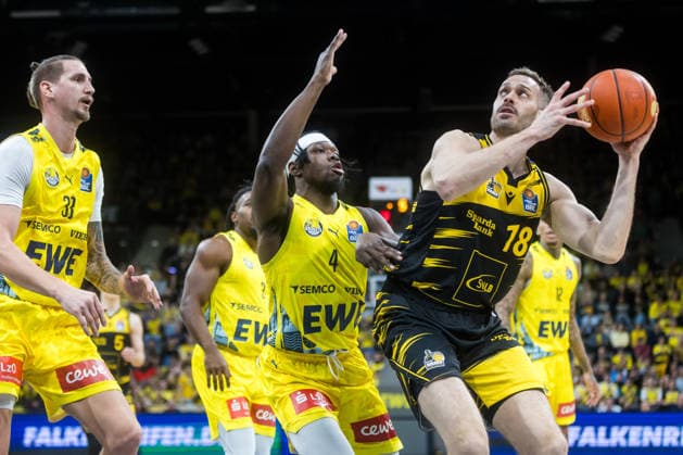 Oldenburg, Lower Saxony, DEU, 14 02 2026, Jonas Wohlfarth Bottermann right, MHP Riesen Ludwigsburg and Brian Fobbs left, EWE Baskets Oldenburg EWE Baskets Oldenburg vs MHP Riesen Ludwigsburg Basketball 1 Basketball Bundesliga Season 2025 2026, 20 Matchday, Grosse EWE Arena EWE Baskets Oldenburg vs MHP Riesen Ludwigsburg www.andreas-burmann.de