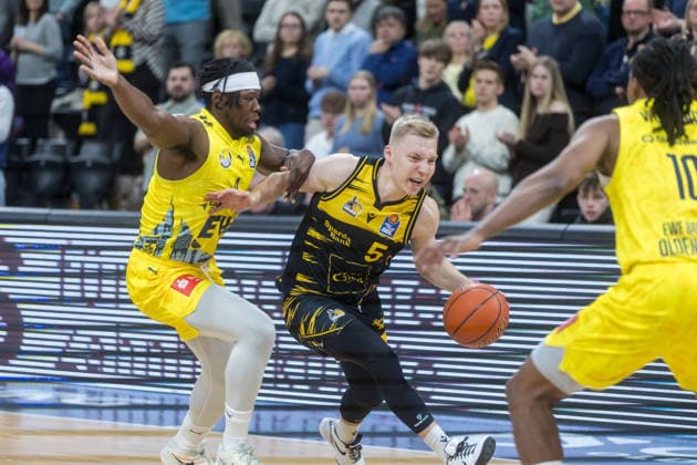 Oldenburg, Lower Saxony, DEU, 14 02 2026, Toms Skuja center, MHP Riesen Ludwigsburg and Brian Fobbs left, EWE Baskets Oldenburg EWE Baskets Oldenburg vs MHP Riesen Ludwigsburg Basketball 1 Basketball Bundesliga Season 2025 2026, Matchday 20, Grosse EWE Arena EWE Baskets Oldenburg vs MHP Riesen Ludwigsburg www.andreas-burmann.de