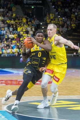 Oldenburg, Lower Saxony, DEU, 14 02 2026, Babacar Sane center, MHP Riesen Ludwigsburg and Seth Hinrichs right, EWE Baskets Oldenburg EWE Baskets Oldenburg vs MHP Riesen Ludwigsburg Basketball 1 Basketball Bundesliga Season 2025 2026, Matchday 20, Grosse EWE Arena EWE Baskets Oldenburg vs MHP Riesen Ludwigsburg www.andreas-burmann.de
