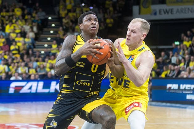 Oldenburg, Lower Saxony, DEU, 14 02 2026, Babacar Sane left, MHP Riesen Ludwigsburg and Seth Hinrichs right, EWE Baskets Oldenburg EWE Baskets Oldenburg vs MHP Riesen Ludwigsburg Basketball 1 Basketball Bundesliga Season 2025 2026, Matchday 20, Grosse EWE Arena EWE Baskets Oldenburg vs MHP Riesen Ludwigsburg www.andreas-burmann.de