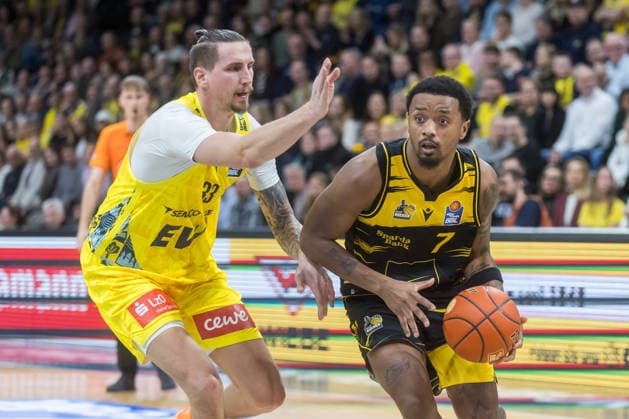 Oldenburg, Lower Saxony, DEU, 14 02 2026, Elijah Hughes right, MHP Riesen Ludwigsburg and Tomislav Zubcic left, EWE Baskets Oldenburg , EWE Baskets Oldenburg vs MHP Riesen Ludwigsburg Basketball 1 Basketball Bundesliga Season 2025 2026, Matchday 20, Grosse EWE Arena EWE Baskets Oldenburg vs MHP Riesen Ludwigsburg www.andreas-burmann.de