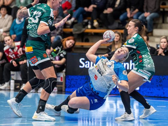 Kim Hinkelmann Sport Union Neckarsulm, 05 in duel with Luisa Schulze Frisch Auf Women, 33 and Gianina Bianco Frisch Auf Women, 09 , Frisch Auf Goeppingen vs Sport Union Neckarsulm, Handball, 1 Bundesliga, Season 2025 2026, 14 02 2026 Frisch Auf Goeppingen vs Sport Union Neckarsulm, Handball, 1 Bundesliga, Season 2025 2026, 14 02 2026 Goeppingen Copyright: xMichaelxSchmidt Eibner-Pressefotx EP_MST