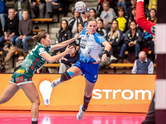 Munia Smits Sport Union Neckarsulm, 23 in duel with Haruno Sasaki Frisch Auf Women, 32 , Frisch Auf Goeppingen vs Sport Union Neckarsulm, Handball, 1 Bundesliga, Season 2025 2026, 14 02 2026 Frisch Auf Goeppingen vs Sport Union Neckarsulm, Handball, 1 Bundesliga, Season 2025 2026, 14 02 2026 Goeppingen Copyright: xMichaelxSchmidt Eibner-Pressefotx EP_MST