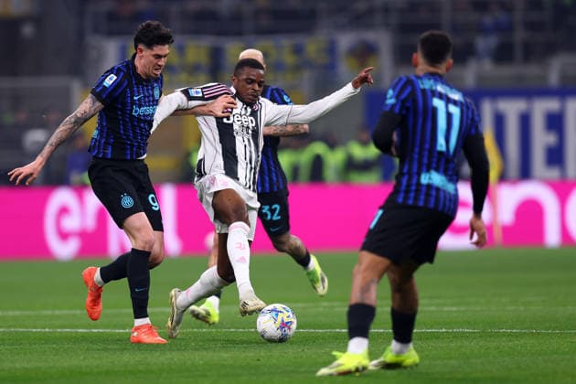 Alessandro Bastoni (Fc Internazionale) und Pierre Kalulu (Juventus FC) battle for the ball, Serie A, FC Internazionale v Juventus Fc, Giuseppe Meazza, February 14, 2026, Milan, Italy.