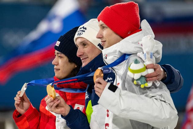 (L-R) Domen Prevc (Slowenien), der Zweitplatzierte Ren Nikaido (Japan) und der Drittplatzierte Kacper Tomasiak (Polen) jubeln bei der Siegerehrung über ihre Medaillen. ITA, Olympische Spiele Milano Cortina 2026, Olympia, Skispringen, Großschanze Herren Einzel, 14.02.2026 ITA, Olympische Spiele Milano Cortina 2026, Olympia, Skispringen, Großschanze Herren Einzel, 14.02.2026 Predazzo *** L R Domen Prevc Slovenia , runner-up Ren Nikaido Japan and third-placed Kacper Tomasiak Poland celebrate their medals at the award ceremony ITA, Olympic Games Milano Cortina 2026, Olympic Games, Ski Jumping, Large Hill Mens Individual, 14 02 2026 ITA, Olympic Games Milano Cortina 2026, Olympic Games, Ski Jumping, Large Hill Mens Individual, 14 02 2026 Predazzo Copyright: xEibner-Pressefoto Memmlerx EP_MMR
