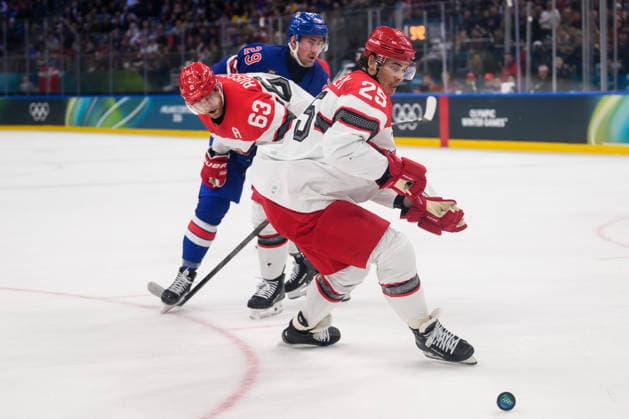 260214 Brock Nelson of USA against Patrick Russell and Oliver Lauridsen of Denmark in the men s Ice hockey, Eishockey game between USA and Denmark during day 8 of the 2026 Winter Olympics on February 14, 2026 in Milan. Photo: Emma Wallskog BILDBYRAN kod EW EW0635 ishockey ice hockey Olympic Games, Olympische Spiele, Olympia, OS olympics winter olympics os ol olympiska spel vinter-os olympiske leker milano cortina 2026 milan cortina 2026 milano cortina 2026 olympic games milano cortina 2026 winter olympic games milano cortina-os milano cortina-ol vinter-ol 8 bbeng usa denmark danmark  Copyright: EMMAxWALLSKOG BB260214EW082