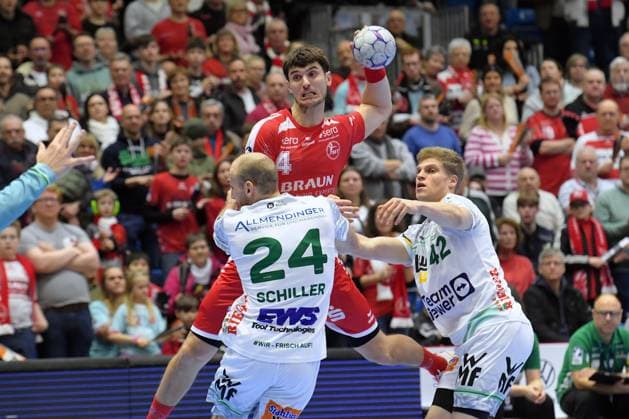 Nikolaj Enderleit MT Melsungen 4 on the ball , Marcel Schiller Frisch Auf Goeppingen 24 , Martin Hanne Frisch Auf Goeppingen 42 R , GER, MT Melsungen Frisch Auf Goeppingen, Handball, 1 Bundesliga, 21 Matchday, Season 2025 2026, 14 02 2026, GER, MT Melsungen Frisch Auf Goeppingen, Handball, 1 Bundesliga, 21 Matchday, Season 2025 2026, 14 02 2026 Kassel Copyright: xEibner-Pressefotox xRolandxSippelx EP_RSL