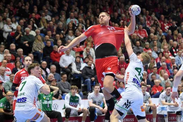 Dainis Kristopans MT Melsungen 10 on throw Martin Hanne Frisch Auf Goeppingen 42 R , Victor Kloeve Frisch Auf Goeppingen 7 , GER, MT Melsungen Frisch Auf Goeppingen, Handball, 1 Bundesliga, 21 Matchday, Season 2025 2026, 14 02 2026, GER, MT Melsungen Frisch Auf Goeppingen, Handball, 1 Bundesliga, 21 Matchday, Season 2025 2026, 14 02 2026 Kassel Copyright: xEibner-Pressefotox xRolandxSippelx EP_RSL