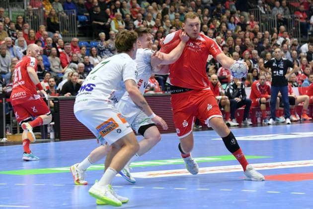 Dainis Kristopans MT Melsungen 10 on the ball , Victor Kloeve Frisch Auf Goeppingen 7 , Oskar Neudeck Frisch Auf Goeppingen 2 , GER, MT Melsungen Frisch Auf Goeppingen, Handball, 1 Bundesliga, 21 Matchday, Season 2025 2026, 14 02 2026, GER, MT Melsungen Frisch Auf Goeppingen, Handball, 1 Bundesliga, 21 Matchday, Season 2025 2026, 14 02 2026 Kassel Copyright: xEibner-Pressefotox xRolandxSippelx EP_RSL