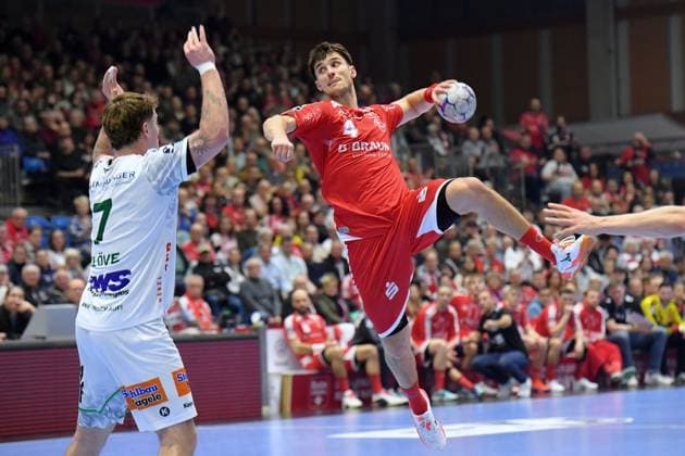 Nikolaj Enderleit MT Melsungen 4 on throw Victor Kloeve Frisch Auf Goeppingen 7 L , GER, MT Melsungen Frisch Auf Goeppingen, Handball, 1 Bundesliga, 21 Matchday, Season 2025 2026, 14 02 2026, GER, MT Melsungen Frisch Auf Goeppingen, Handball, 1 Bundesliga, 21 Matchday, Season 2025 2026, 14 02 2026 Kassel Copyright: xEibner-Pressefotox xRolandxSippelx EP_RSL