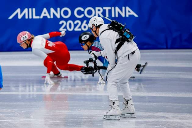 camera man films while atheletes Women s 1000m, Milano Cortina 2026 Winter Olympics: Day 8, Short Track Speed skating, Eisschnelllauf - Milano Cortina 2026 Winter Olympics: Day 8, Milano Speed Skating Stadium, February 14, 2026, Milan, Italy.