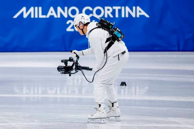 camera man films while atheletes Women s 1000m, Milano Cortina 2026 Winter Olympics: Day 8, Short Track Speed skating, Eisschnelllauf - Milano Cortina 2026 Winter Olympics: Day 8, Milano Speed Skating Stadium, February 14, 2026, Milan, Italy.