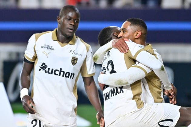 FOOTBALL : Paris FC vs Lens - Ligue 1 - 14 02 2026 Wesley Said ( 22 - Lens ) celebrates with teammates during the Ligue 1 match between Paris FC and RC Lens at Stade Jean Bouin on February 14, 2026 in Paris, France. ( Photo by Federico Pestellini PsnewZ ) - ParisFrance  Copyright: xFedericoxPestellinix