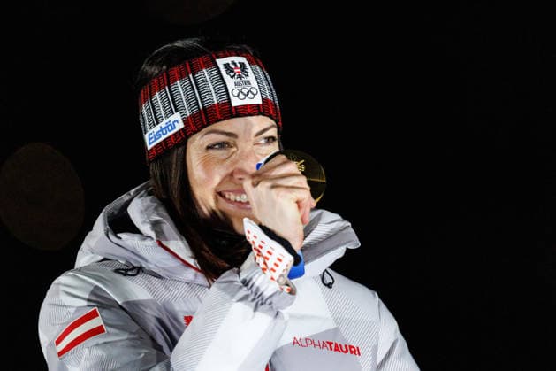OLYMPICS - Winter Olympic Games, Olympische Spiele, Olympia, OS Milano Cortina 2026 CORTINA D AMPEZZO,ITALY,14.FEB.26 - OLYMPICS, SKELETON - Winter Olympic Games Milano Cortina 2026, women, medal ceremony. Image shows the rejoicing of Janine Flock (AUT). Keyword: medal.  GEPAxpictures xMaticxKlansek