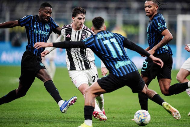 JuventusÕ Fabio Miretti fights for the ball with Inter Milan s Luis Henrique and Inter Milan s Marcus Thuram during the Serie A soccer match between Inter and Juventus at the San Siro Stadium in Milan , north Italy - Saturday, February 14, 2025. - Soccer .  Copyright: xMarcoxAlpozzi LaPressex