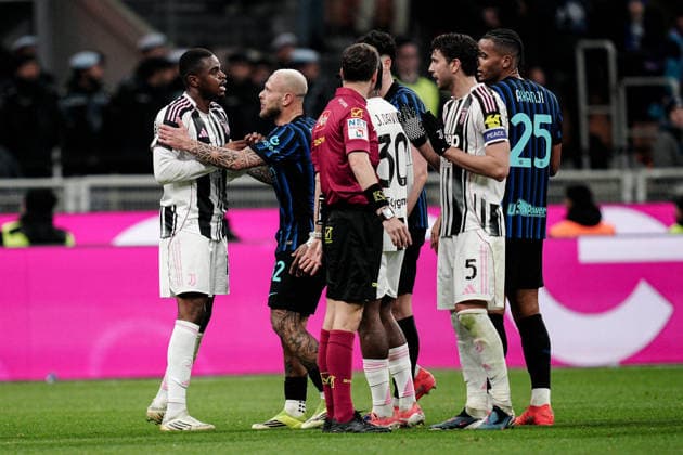 Juventus Pierre Kalulu walks off the pitch after getting a red card during the Serie A soccer match between Inter and Juventus at the San Siro Stadium in Milan , north Italy - Saturday, February 14, 2025. - Soccer .  Copyright: xMarcoxAlpozzi LaPressex