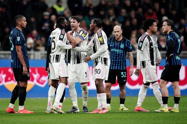 Juventus Pierre Kalulu walks off the pitch after getting a red card during the Serie A soccer match between Inter and Juventus at the San Siro Stadium in Milan , north Italy - Saturday, February 14, 2025. - Soccer .  Copyright: xMarcoxAlpozzi LaPressex