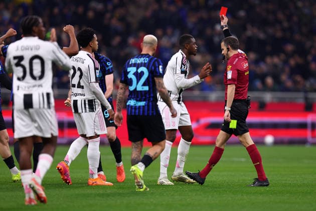 Serie A Fc Internazionale - Juventus Fc Federico La Penna official referee shows a red card to Pierre Kalulu of Juventus Fc during the Serie A match beetween Fc Internazionale and Juventus Fc at Stadio Giuseppe Meazza on February 14 2026 in Milan Italy . Milano Stadio Giuseppe Meazza Italy Copyright: xMarcoxCanonierox