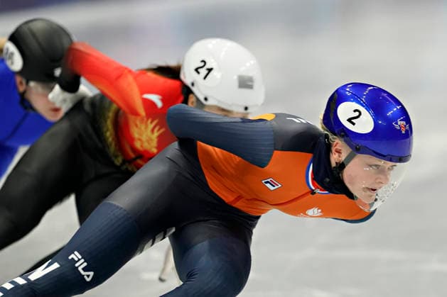 Xandra Velzeboer, 2, of Netherlands keeps the lead during the Women s Short Track Speed skating, Eisschnelllauf 1000m Heats at the Milano Figure skating, Eiskunstlauf Arena in Milan, Italy on Saturday, February 14, 2026.  OLY20260214125 RichardxEllis