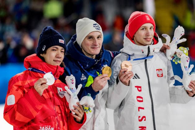 OLYMPICS - Winter Olympic Games, Olympische Spiele, Olympia, OS Milano Cortina 2026 PREDAZZO,ITALY,14.FEB.26 - OLYMPICS, Ski jumping, Skispringen, Ski, nordisch - Winter Olympic Games Milano Cortina 2026, large hill, men, medal ceremony. Image shows Ryoyu Kobayashi (JPN), Domen Prevc (SLO) and Kacper Tomasiak (POL).  GEPAxpictures xMatthiasxTrinkl
