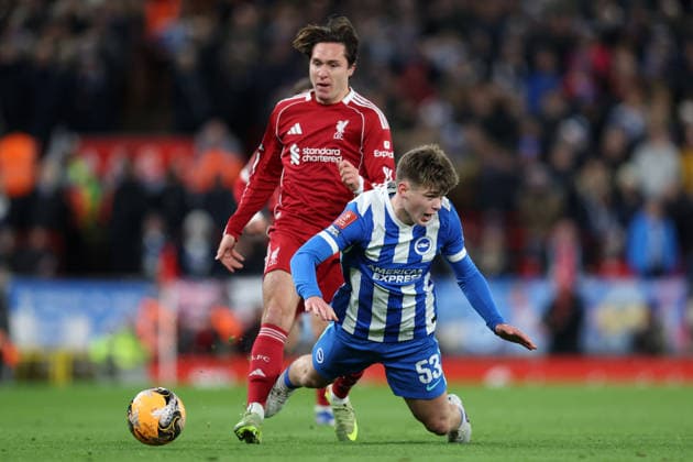 Liverpool gegen Brighton 14. Februar 2026, Liverpool Emirates FA Cup, Vierte Runde Liverpool gegen Brighton Hove Albion Federico Chiesa von Liverpool und Harry Howell von Brighton Hove Albion Foto Charlotte Wilson Offside Liverpool UK  Copyright: xCharlottexWilsonx xOffsidexOffside