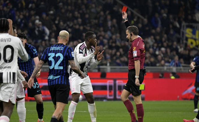 Foto IPP Paolo Bona Milano 14 02 2026 Campionato Serie di Calcio stagione 2025 2026 partita Inter-Juventus Nella foto l’arbitro La Penna espelle Pierre Kalulu Italy Photo Press Worldwide Copyright italy Italy ITALY  Copyright: xR4924_italyphotopressx