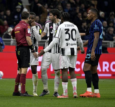 Foto IPP Paolo Bona Milano 14 02 2026 Campionato Serie di Calcio stagione 2025 2026 partita Inter-Juventus Nella foto l’arbitro La Penna espelle Pierre Kalulu Italy Photo Press Worldwide Copyright italy Italy ITALY  Copyright: xR4924_italyphotopressx
