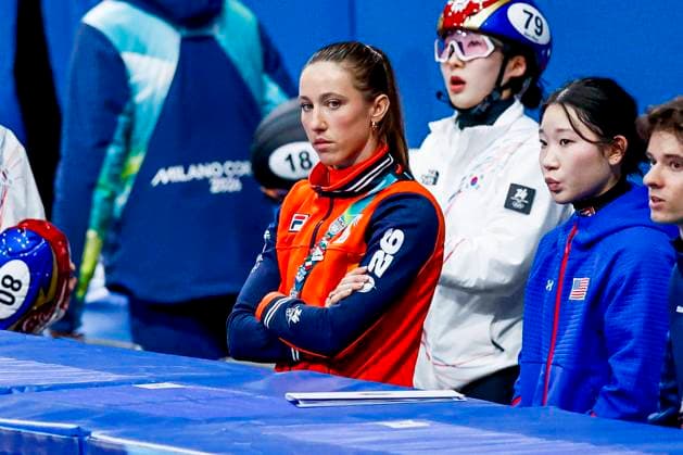 Suzanne Schulting of the Netherlands looks on while watching atheletes Women s 3000m Relay Semifinals, Milano Cortina 2026 Winter Olympics: Day 8, Short Track Speed skating, Eisschnelllauf - Milano Cortina 2026 Winter Olympics: Day 8, Milano Speed Skating Stadium, February 14, 2026, Milan, Italy.
