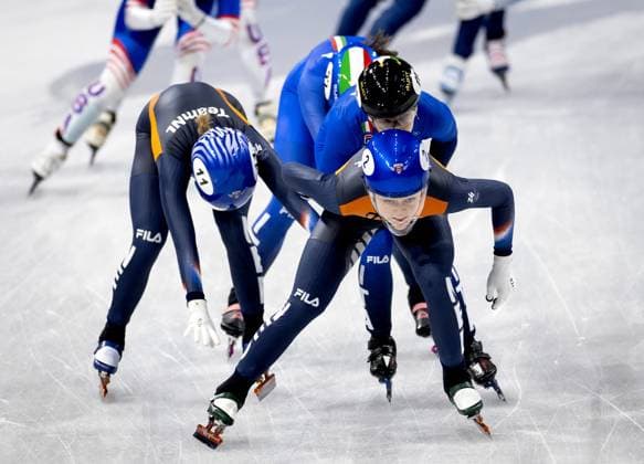 MILAN - Michelle Velzeboer and Xandra Velzeboer during the 3000-meter relay in the short track Speed skating, Eisschnelllauf event at the Milan Ice Skating Area at the Milan Winter Olympics. ROBIN VAN LONKHUIJSEN ANP xVIxANPxSportx xxANPxIVx 550714954 originalFilename: 550714954.jpg