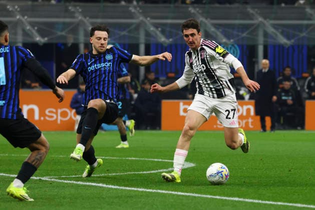 FC Internazionale v Juventus FC - Serie A Andrea Cambiaso plays during the Serie A match between FC Internazionale and Juventus in Milano, Italy, on February 14, 2026, at Giuseppe Meazza Stadium Milano Milano Italy  Copyright: xMairoxCinquettix originalFilename:cinquetti-fcintern260214_np3Z9.jpg
