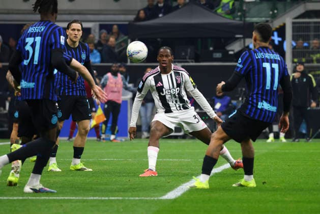 FC Internazionale v Juventus FC - Serie A Jonathan David plays during the Serie A match between FC Internazionale and Juventus in Milano, Italy, on February 14, 2026, at Giuseppe Meazza Stadium Milano Milano Italy  Copyright: xMairoxCinquettix originalFilename:cinquetti-fcintern260214_npynv.jpg
