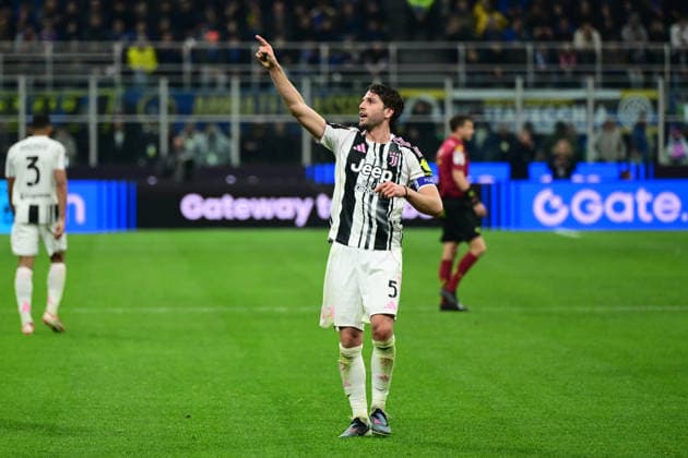 Inter Milan v Juventus - Serie A Manuel Locatelli of Juventus FC celebrates after scoring his team s second goal during the Serie A match between Inter Milan and Juventus at San Siro Stadium in Milan, Italy, on February 14, 2026. Milan Lombardy Italy  Copyright: xAndreaxDiodatox originalFilename:diodato-intermil260214_npeM1.jpg