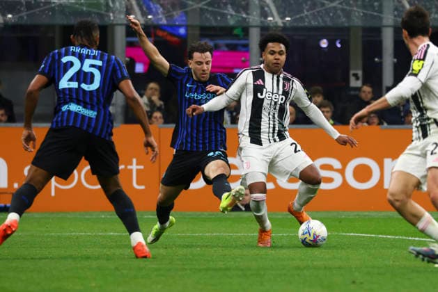 FC Internazionale v Juventus FC - Serie A Weston McKennie and Carlos Augusto play during the Serie A match between FC Internazionale and Juventus in Milano, Italy, on February 14, 2026, at Giuseppe Meazza Stadium Milano Milano Italy  Copyright: xMairoxCinquettix originalFilename:cinquetti-fcintern260214_npbk8.jpg