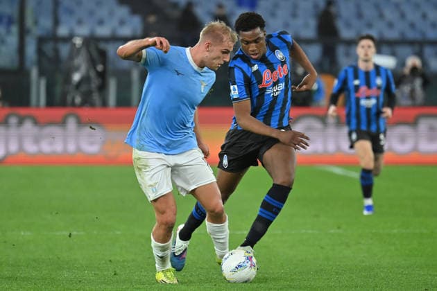Gustav Isaksen of SS Lazio,Honest Ahanor of Atalanta during the serie A Enilive match between SS Lazio v Atalanta BC at olimpico stadium in Rome, February 14th, 2026 Mattia Vian  Copyright: xMattiaxVian IPAxSportx xipa-agency.netx xx IPA_71524326 IPA_Agency_IPA71524326