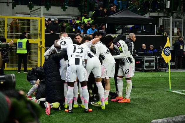 FC Internazionale v Juventus FC - Serie A Manuel Locatelli of Juventus FC celebrates after scoring his team s second goal during the Serie A match between Inter Milan and Juventus at San Siro Stadium in Milan, Italy, on February 14, 2026. Milan Lombardy Italy  Copyright: xAndreaxDiodatox originalFilename:diodato-intermil260214_npDI5.jpg