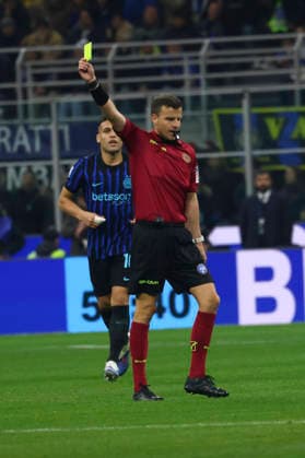 FC Internazionale v Juventus FC - Serie A Federico La Penna officiates during the Serie A match between FC Internazionale and Juventus in Milano, Italy, on February 14, 2026, at Giuseppe Meazza Stadium Milano Milano Italy  Copyright: xMairoxCinquettix originalFilename:cinquetti-fcintern260214_npClk.jpg