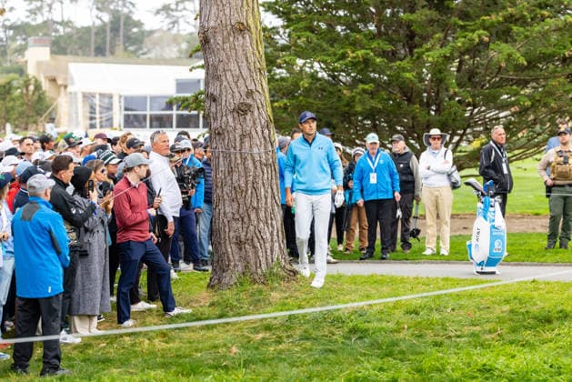 PEBBLE BEACH, CA - FEBRUARY 14: Jordan Spieth of the United States prepares to hit his second shot on the first hole in front of fans during the third round of the AT&T Pebble Beach Pro-Am 2026 on February 14, 2026 at Pebble Beach Golf Links in Pebble Beach, CA. (Photo by Matthew Huang Icon Sportswire) GOLF: FEB 14 PGA, Golf Herren AT&T Pebble Beach Pro-Am EDITORIAL USE ONLY Icon2602140083